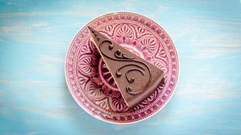 Schokoladenkuchen auf dem violetten Teller