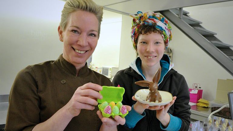 zwei Frauen mit Schokoladenostereiern und Schokoladenosterhase