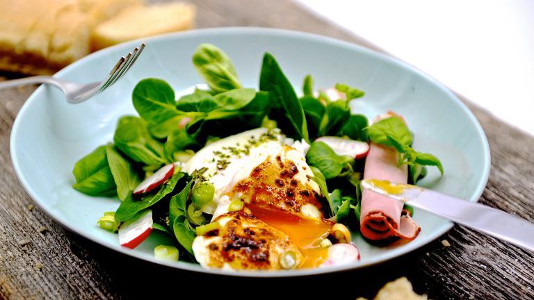 Salat mit pochiertem Ei und Schinken