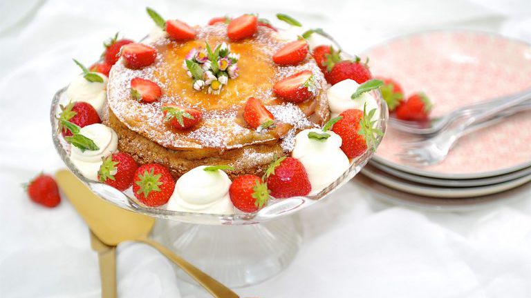 Cheescake mit Erdbeeren und Gänseblümchen