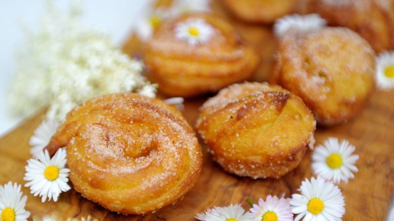 Brandteigkringel mit Gänseblümchen