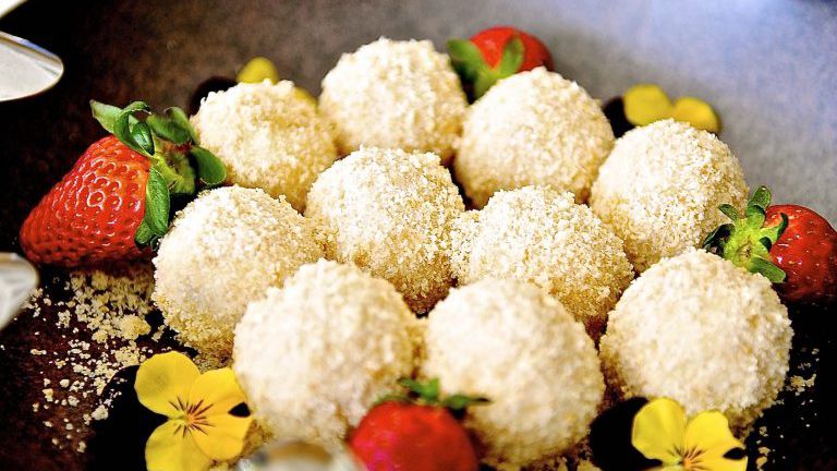 Knödel mit Erdbeeren