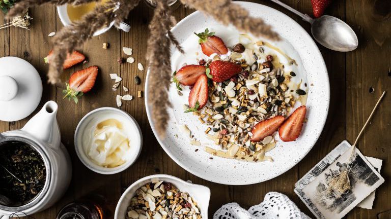 Frühstücksmüsle mit Erdbeeren