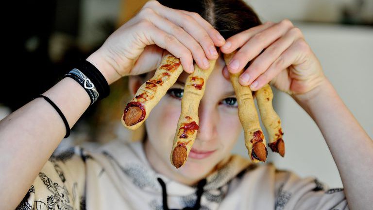Mädchen mit Henxenfinger-Keksen in der Hand