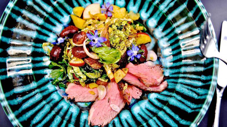 Salat mit Rindfleisch und Blüten