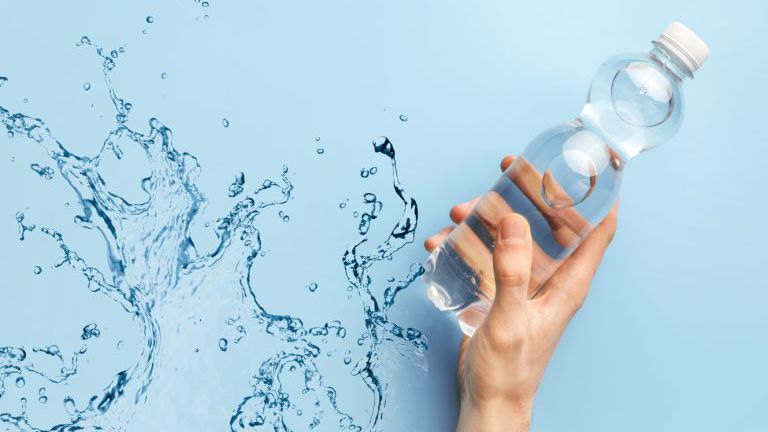 Hand mit Flasche Wasser