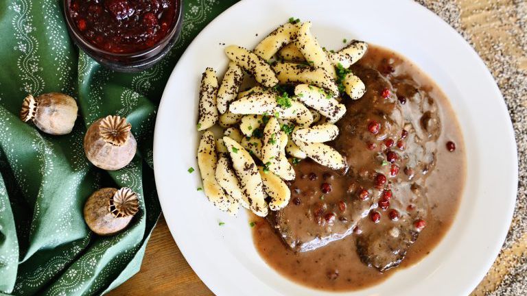 Rehschnitzel mit Mohnschupfnudeln