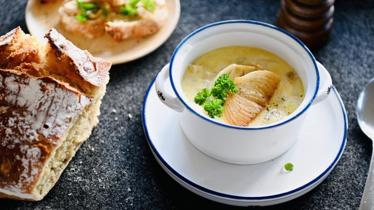 Zwiebelsuppe mit Dinkelbrot
