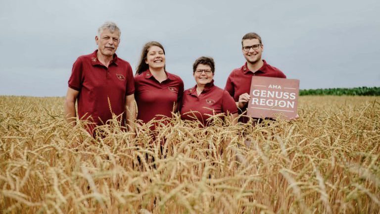 Familie Biohof Hofer im Dunkelfeld