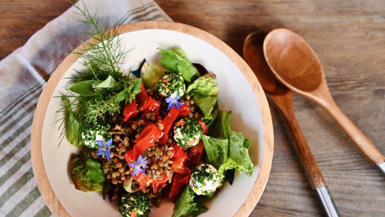 Linsensalat mit roter Paprika und Ziegenkäse