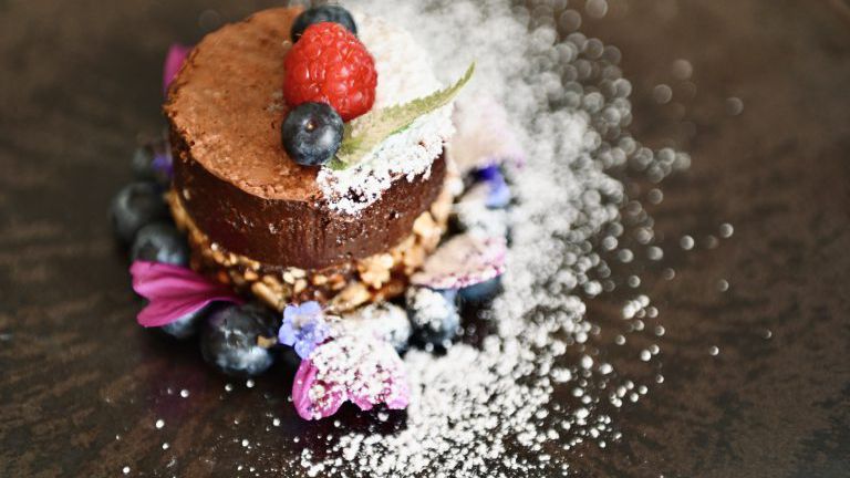 Schokoladenkuchen mit Beeren