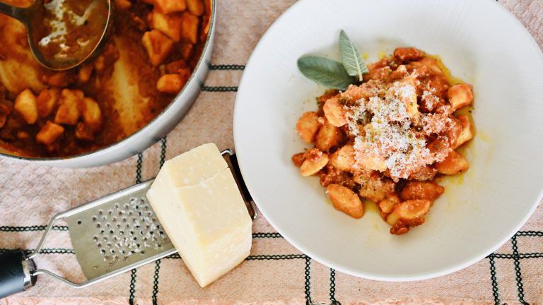 Gnocchi mit Tomaten und Würsten