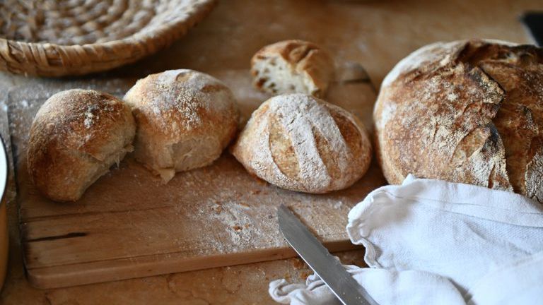 Weckerln und Brot aus Weizensauerteig