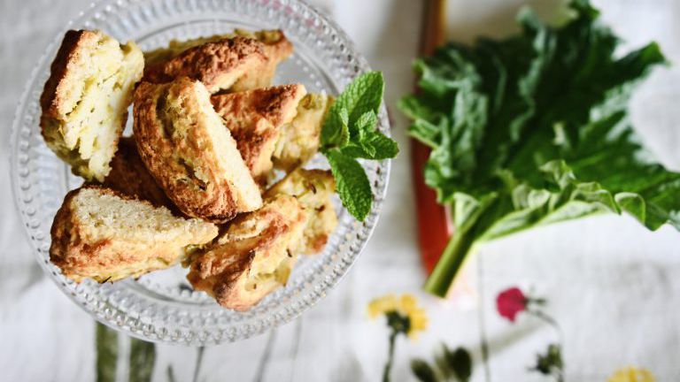 Scones mit Rhabarber