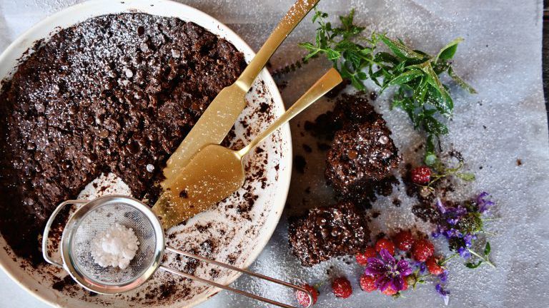 Käferbohnenbrownie mit Johannisbrotpulver