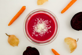 Bio Rote Rüben Suppe mit Apfel und Kren - vegan