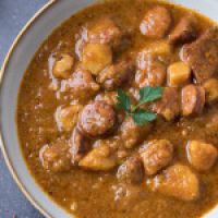 Erdäpfelgulasch mit Wildkäsekrainer