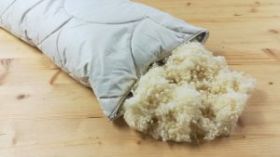 Alpakakissen mit Schafwollkügelchen