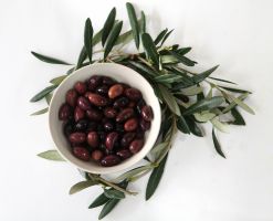 Kalamon-Oliven in Salzlake
