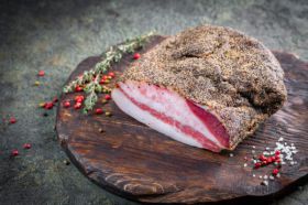 Guanciale – Schweinebacken Speck mit geschrotetem Pfeffer