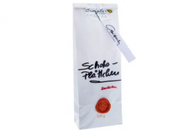 Milchschokoladeplättchen bestreut mit Kakao-Nibs