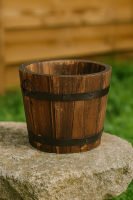 Holzfass-Pflanzgefäß im Vintage-Stil