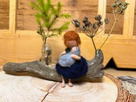 Filzpuppe mit Baby auf Schwemmholz