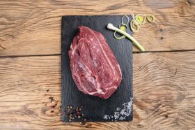 Gulaschfleisch im Ganzen vom Bio-Angus Rind, ca. 1000g