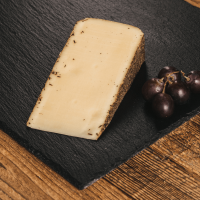Heumilch Kräuterkäse – 300 g | Schnittkäse mit Kräutermantel