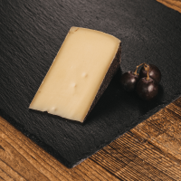 Weinkäse – 200 g | Schnittkäse mit Rotweinrinde
