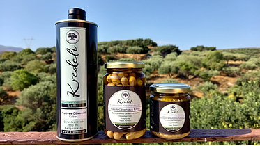 Kredeli Produkte aus Oliven: Olivenöl von Manolis und Vangelis, Nasch-Oliven und Olivenpaste von Giannis.