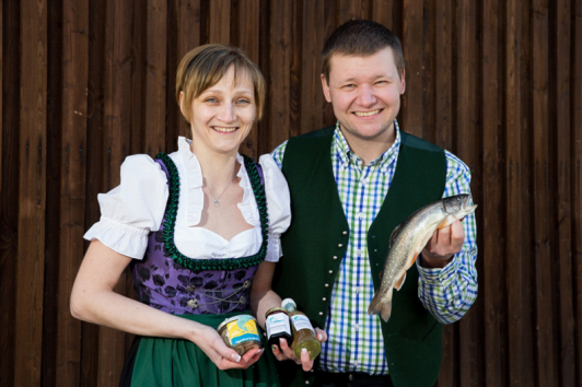 Sonja und Erich mit einer Auswahl an regionalen Produkten.