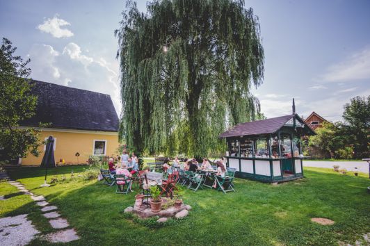 Rosencafé im Hof