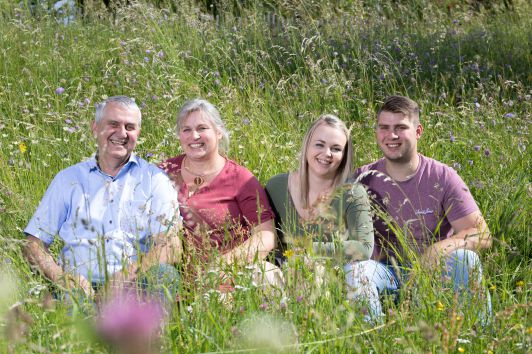 Wir sind ein Familienbetrieb, Hans und Michaela, Jakob und Vanessa und wir arbeiten mit großer Freude mit unserer Kräutern, Blüten, Getreide und auch Obst und einigen (12) Freilandschweinen und einigen Katzen.
Mit unseren 3 Mitarbeiterinnen entstehen so wertvolle und mit viel Engagement und Liebe hergestellte Tees, Gewürze, Kräutersalz, Geschenke und so innovative Produkte, wie Bio-Gerstengras Pulver und Bio-Weizengras Pulver.