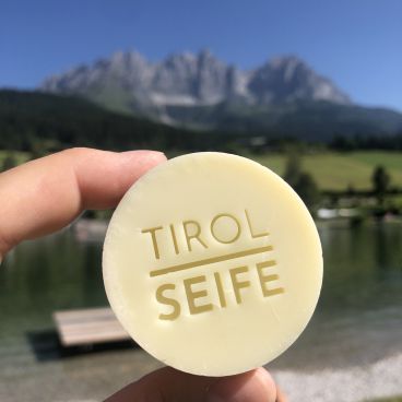 Tirol Seife - Handgemachte Naturseife direkt aus den Tiroler Alpen
Erleben Sie die Reinheit der Tiroler Bergwelt mit unserer handgefertigten Naturseife. Vor der majestätischen Kulisse der österreichischen Alpen entstehen unsere einzigartigen Seifen aus rein natürlichen, regionalen Zutaten. Jede runde Seife wird in traditioneller Handwerkskunst hergestellt und verkörpert die unberührte Schönheit Tirols. Frei von Chemikalien, Parabenen und künstlichen Zusätzen bietet unsere Alpine Naturseife sanfte Reinigung und intensive Pflege für alle Hauttypen. Ein Stück Tirol für Ihre tägliche Wellness-Routine.