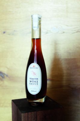 Tomaten Würzsauce - Die fruchtige Alternative zu unserer Basis Würzsauce! Durch den fruchtig-würzigen Geschmack verleiht unsere Würzsauce Ihren Speisen eine individuelle Note. Vom Anbau über die Veredelung bis zur Abfüllung erfolgt jeder Schritt im Vulkanland.