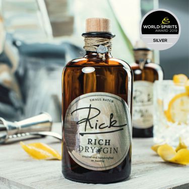 Ein Gin, unglaublich reich an Aromen und reichhaltig im Geschmack. Komplexe Zitrusnoten überzeugen in der Nase als auch am Gaumen. Unsere Zitronen stammen übrigens vom Bio Pioneer Michael Ceron der mit seinem Projekt Zitrusgarten eine unglaubliche Auswahl und Qualität an Bio Zitronen in Österreich züchtet.