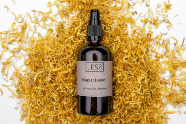 Das Mazerat der Ringelblumenblüte ist besonders geeignet für die Kinderhaut und Babypflege. Die Calendula als
traditionelle Heilpflanze wirkt entzündungshemmend, antimikrobiell und beschleunigt die Wundheilung.
Das Öl macht die empfindliche Haut widerstandsfähiger und schenkt ihr eine schützende Hülle. Bei kleinen Wunden und
rauer Haut verhilft das milde Öl nach dem Auftragen zur schnellen Heilung und Regeneration.

Ingredients (INCI): helianthus annus seed oil*, tocopherol*, calendula officinalis flower extract*
*Rohstoffe aus kontrol. biolog. Anbau
Inhalt: 100ml