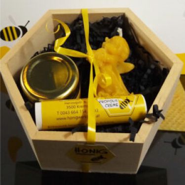 Diese Weihnachtsgeschenkbox ist besonders - eine 6eckige Holzbox - und enthält Besonderes: Bio Honig aus dem Wachauer Marillengarten, ein Wachskerzerl und einen Bio Propolisstift zur Pflege
