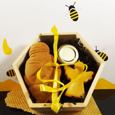 In dekorativer 6eckigen Holzbox schenken Sie ein Gläschen Honig, einen Honiglebkuchen in Form der Venus von Willendorf und eine Bienenwachskerzer. Ein Geschenk das die Sinne erfreut.