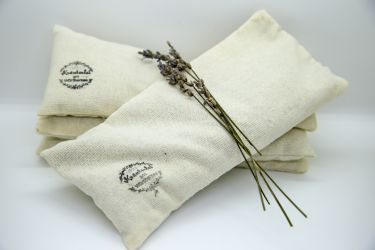 Augenkissen gefüllt mit Lavendelblüten und Weizen