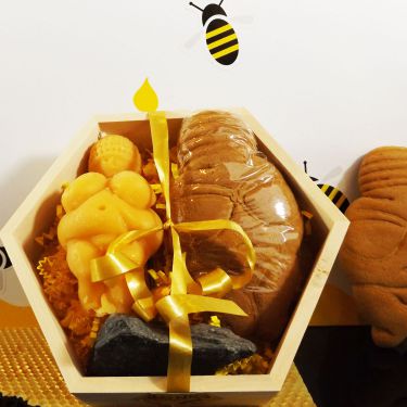 Etwas Besonderes Schenken: Diese hölzerne 6eckig Box enthält eine Bienenwachskerze mit Steinfüßchen und einen Honiglebkuchen. Die Venus von Willendorf, berühmteste Wachauerin, ist dafür die Vorlage