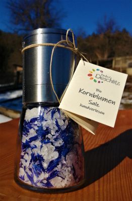 Blaue Bio Kornblumenblütenblätter mit mildem Meersalz in der schönen, handlichen Mehrwegmühle.