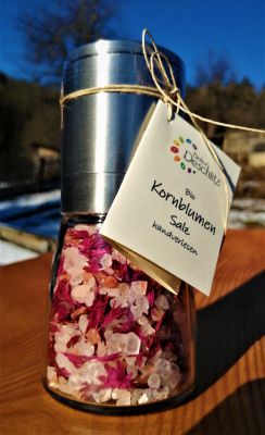 Rote Bio Kornblumenblütenblätter mit mildem Steinsalz in der schönen, handlichen Mehrwegmühle.