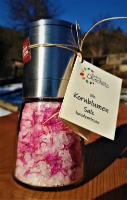 Rosa Bio Kornblumenblütenblätter mit mildem Meersalz in der schönen, handlichen Mehrwegmühle.
