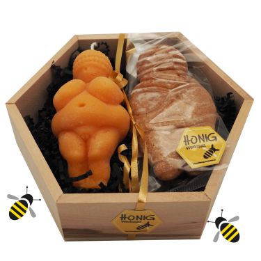 Honiglebkuchen und Bienenwachskerze - beide in der Form der Wachauer Berühmtheit, der Venus von Willendorf. Schön verpackt in eine ca 12 cm große wabenförmige Holzbox - es ist ein ideales Geschenk zum Mitbringen und Freude Bereiten.
