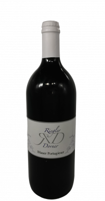 Auch „Blauer Vöslauer“ genannt. Leichter, fruchtiger	
Rotwein mit einem feinen Duft, der an Ribisel erinnert.