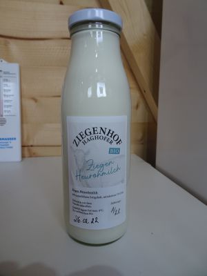 frische Bio Ziegen Heurohmilch abgefüllt in 0,5l oder 1l Flaschen.