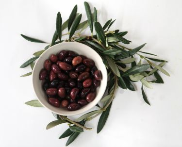Schwarze Kalamon-Oliven in Salzlake,  in Salzlake essbar gemacht, ein gesunder Snack zur Jause, in den Salat... da schmeckt man die reifende Sonne und das salzige Meer Griechenlands