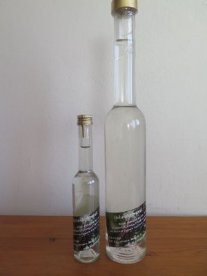 wir haben seit Jahren bei den Langhalsflaschen auf Schraubverschluss umgestellt - das ermöglicht jederzeit ohne Aromaverlust die Flasche zu öffnen bzw. zu verschließen